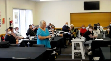 Linette Sinclair speaking to Hokonui whānau about her long involvement with the organisation