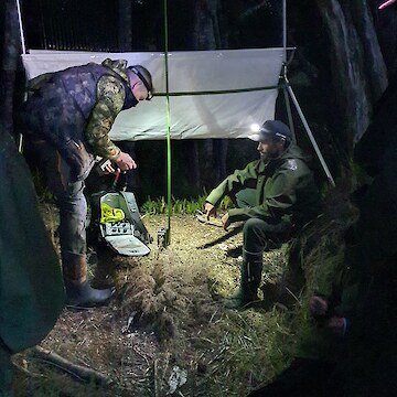 Ian Davison-Watts with Raniera Smyth setting up the specialised equipment.