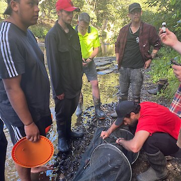 Matt Dale explaining to the tauira how they sedate tuna for observation.