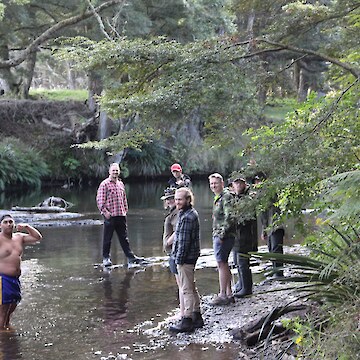 All the rōpū setting the hīnaki.