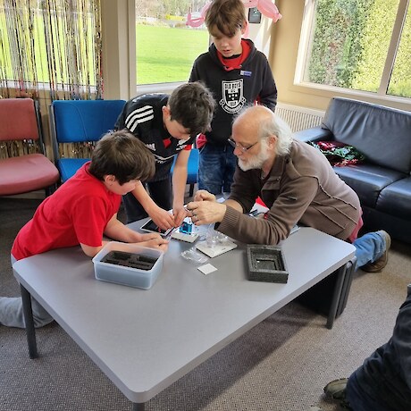 Dr Dave Warren assembling hydrogen kits with Waihopai School students.
